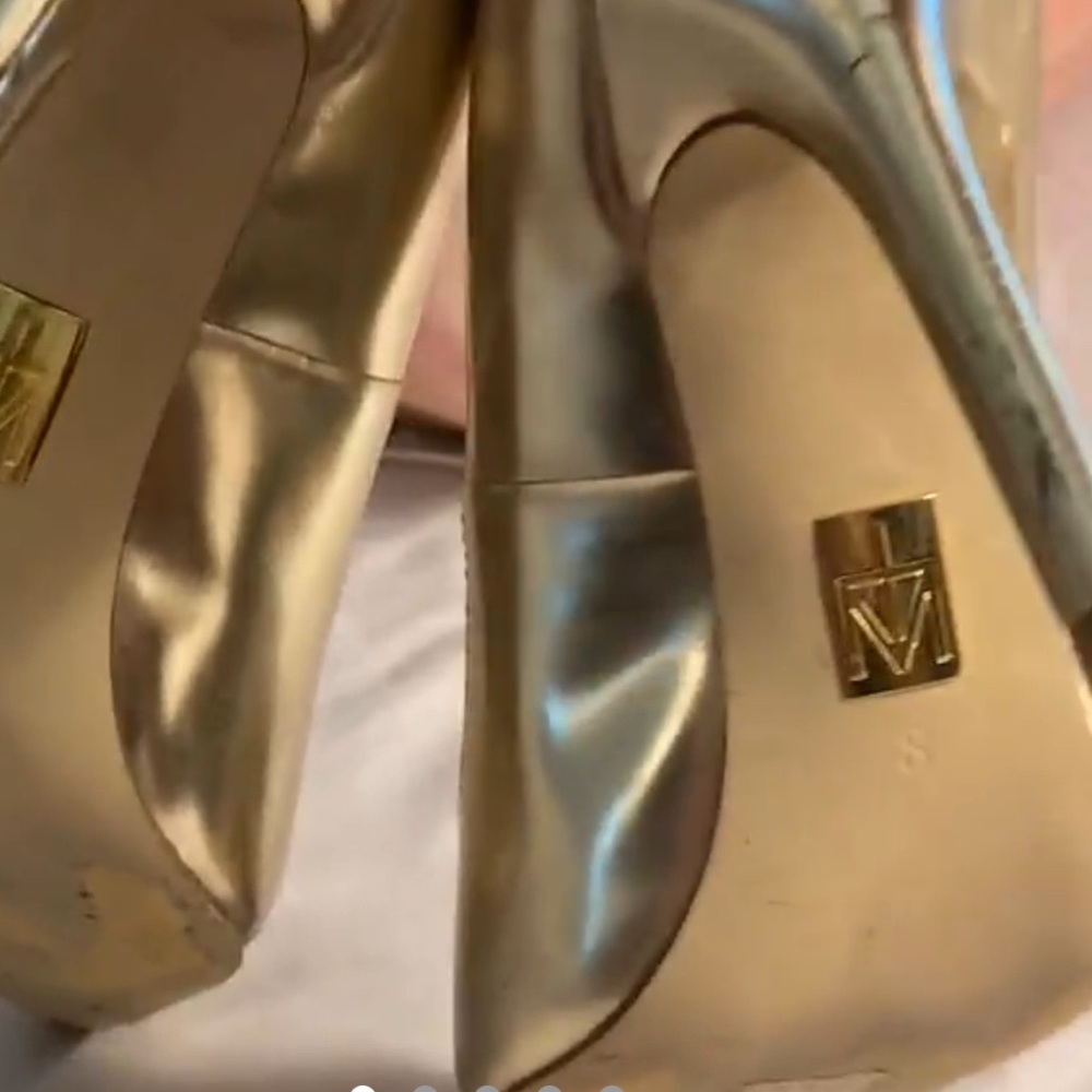 Truth or Dare Gold Pointed Toe Heels. Size 8 - Picture 6 of 9